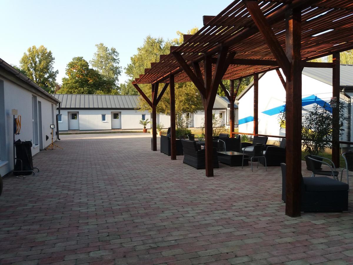Tiszaliget Apartman Es Szallo ソルノク エクステリア 写真